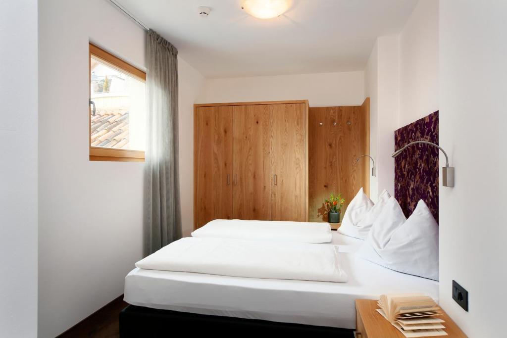 Appartement-Hotel Beatenhof Tirolo Rum bild